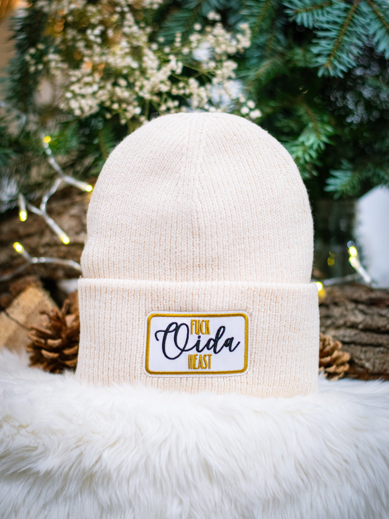 "fuck_OIDA_heast" in den Farben "red, vanilia white & black"